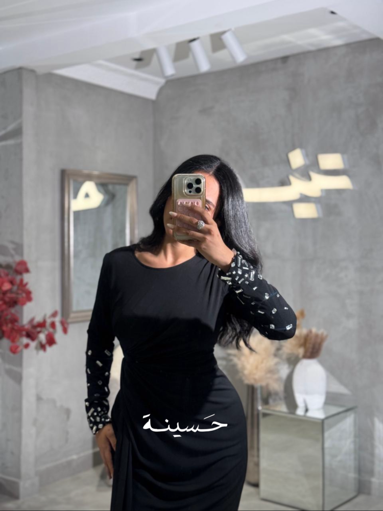 فستان أسود بقصة خصر مجمعة تبرز الجسم