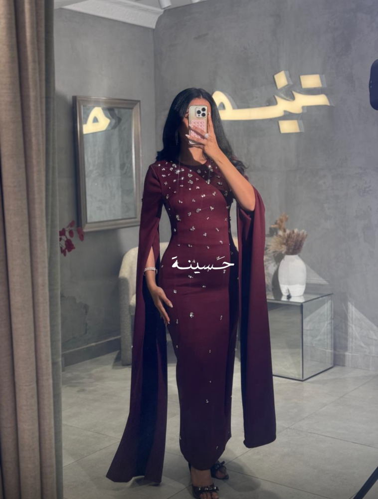 فستان ضيّق بلمعة ناعمة بتطريز نجوم