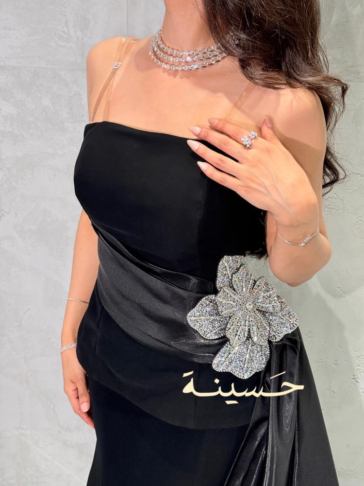 فستان أسود فاخر بتفصيل زهرة كريستالية