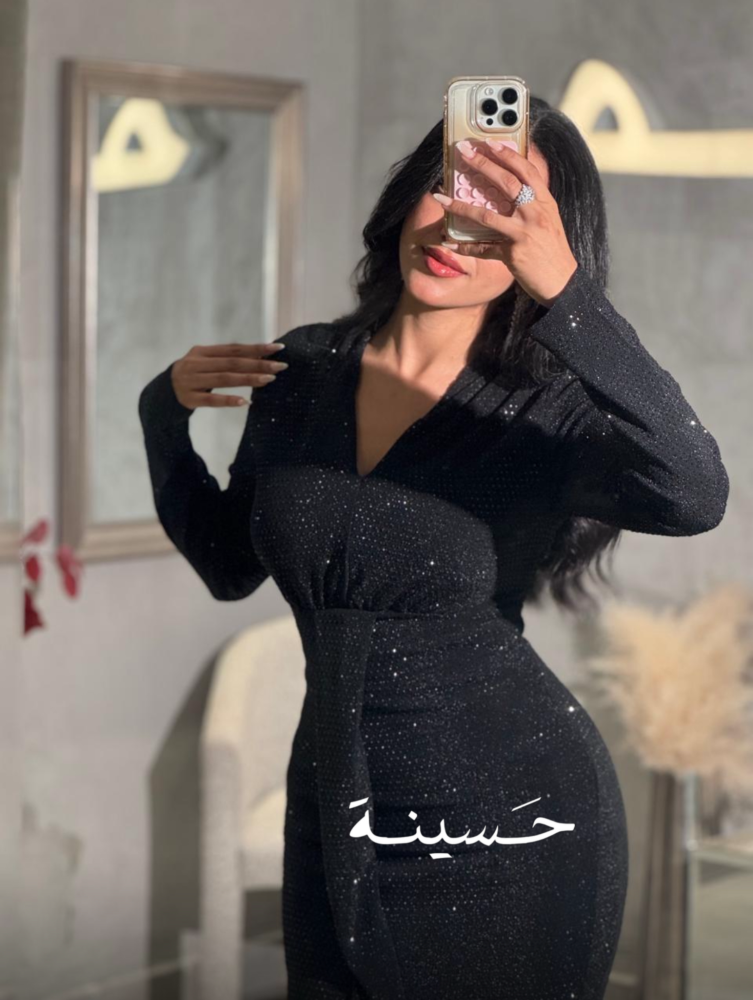 فستان أسود طويل بلمعة ناعمة