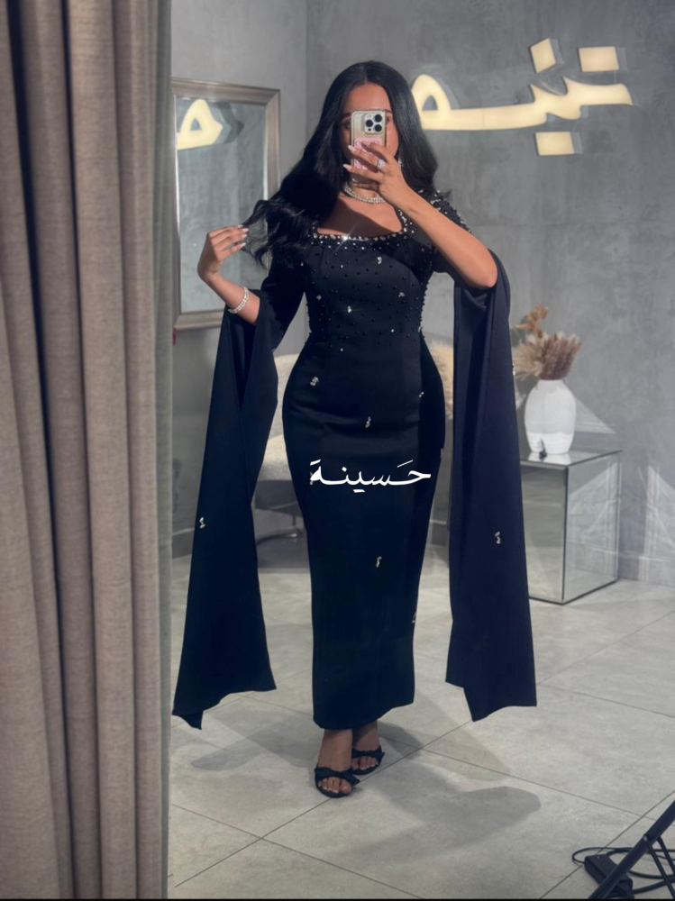 فستان مستقيم بياقة ناعمة وتطريز خفيف