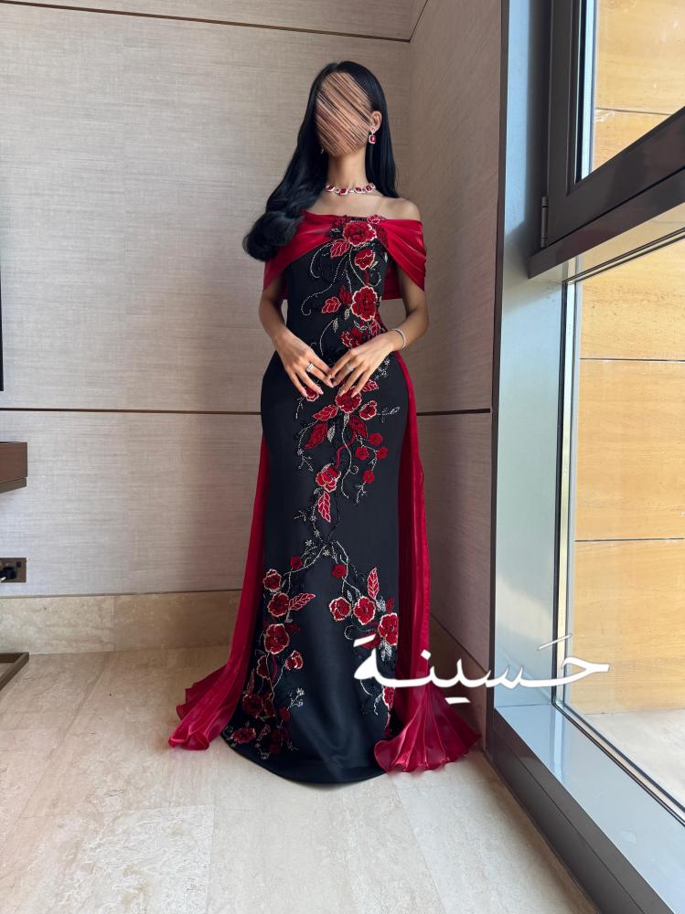 فستان تول أسود مطرّز بالورد الأحمر
