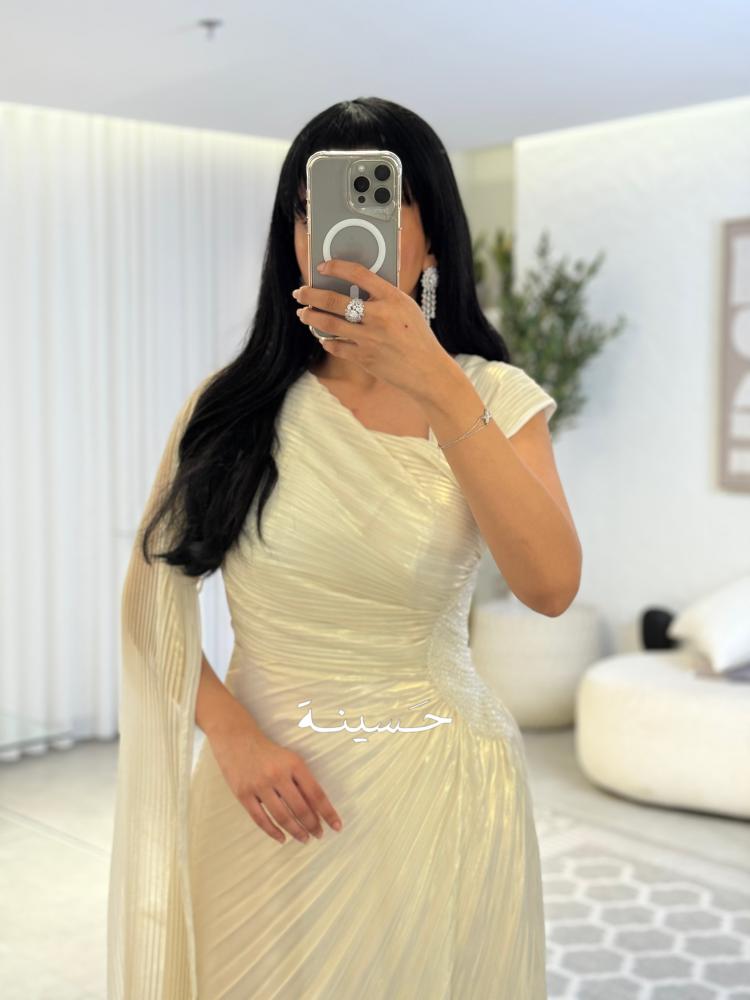 فستان سهرة بلاسيه بقصة مميزة