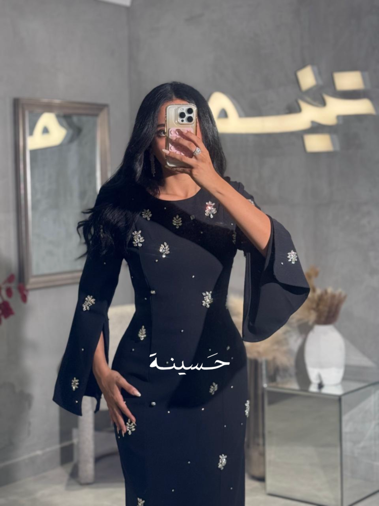فستان أسود ناعم بالتطريز الفضي