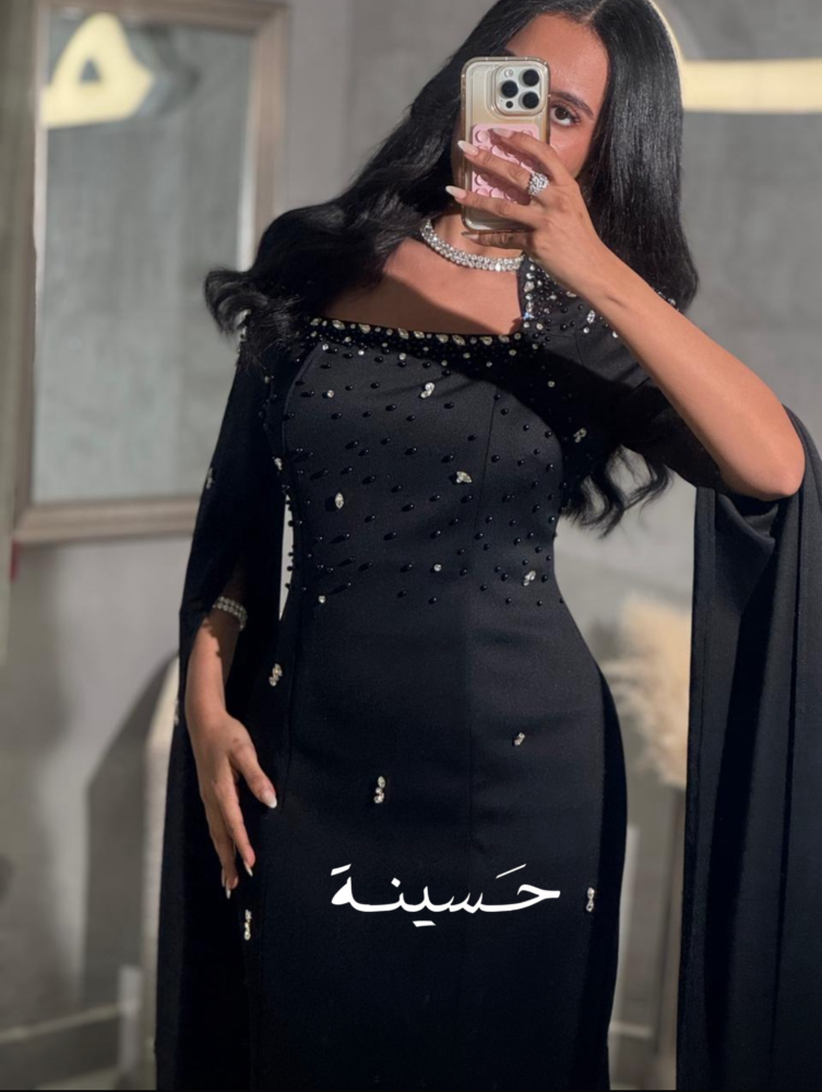 فستان مستقيم بياقة ناعمة وتطريز خفيف