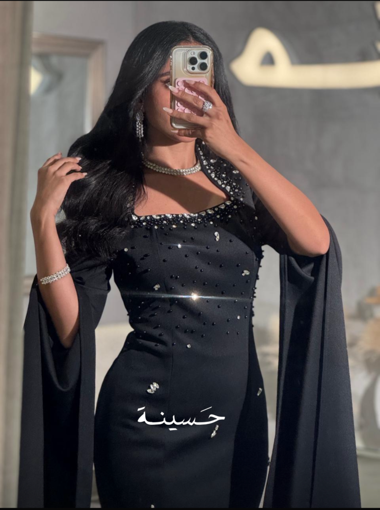 فستان مستقيم بياقة ناعمة وتطريز خفيف