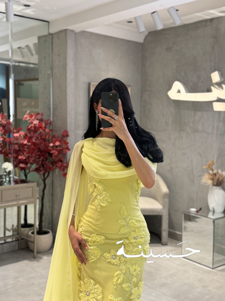 فستان أصفر هادئ بلون الليمون الفاتح