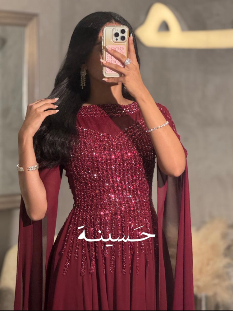 فستان كاب بلون خمري وتطريز لامع