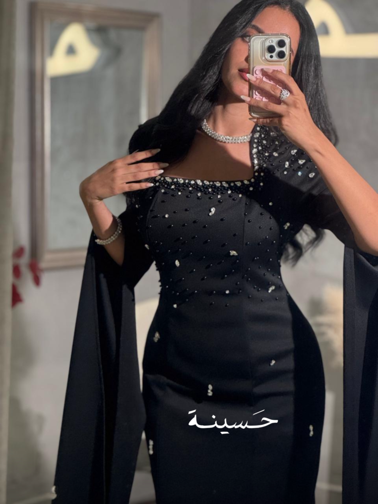 فستان مستقيم بياقة ناعمة وتطريز خفيف
