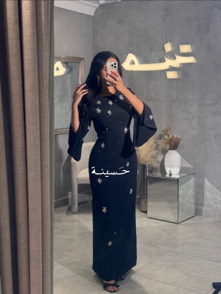 فستان أسود ناعم بالتطريز الفضي