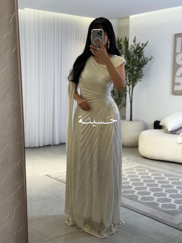 فستان سهرة بلاسيه بقصة مميزة