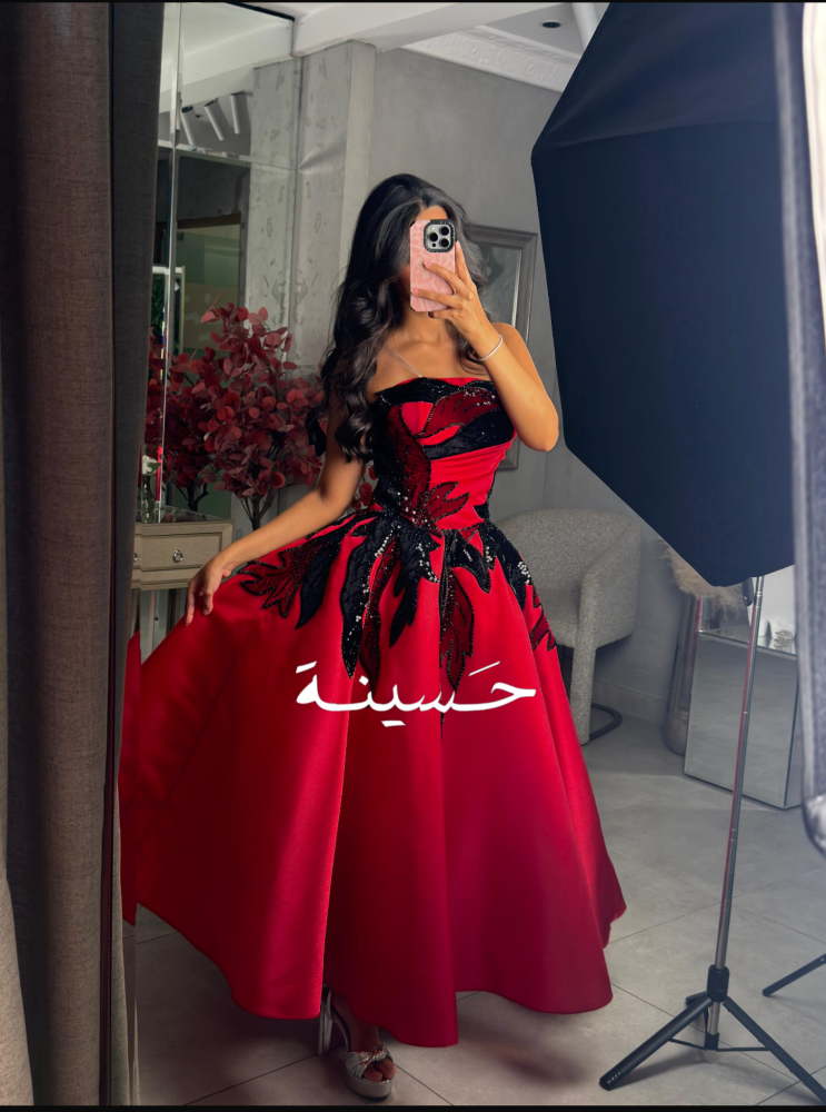 فستان أحمر ملكي بتطريز أسود لامع
