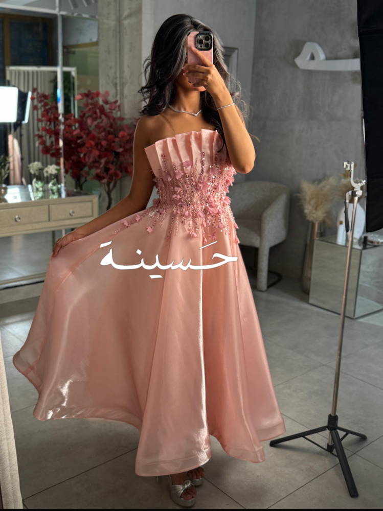 فستان وردي مكسر بتطريز ناعم ثلاثي الأبعاد
