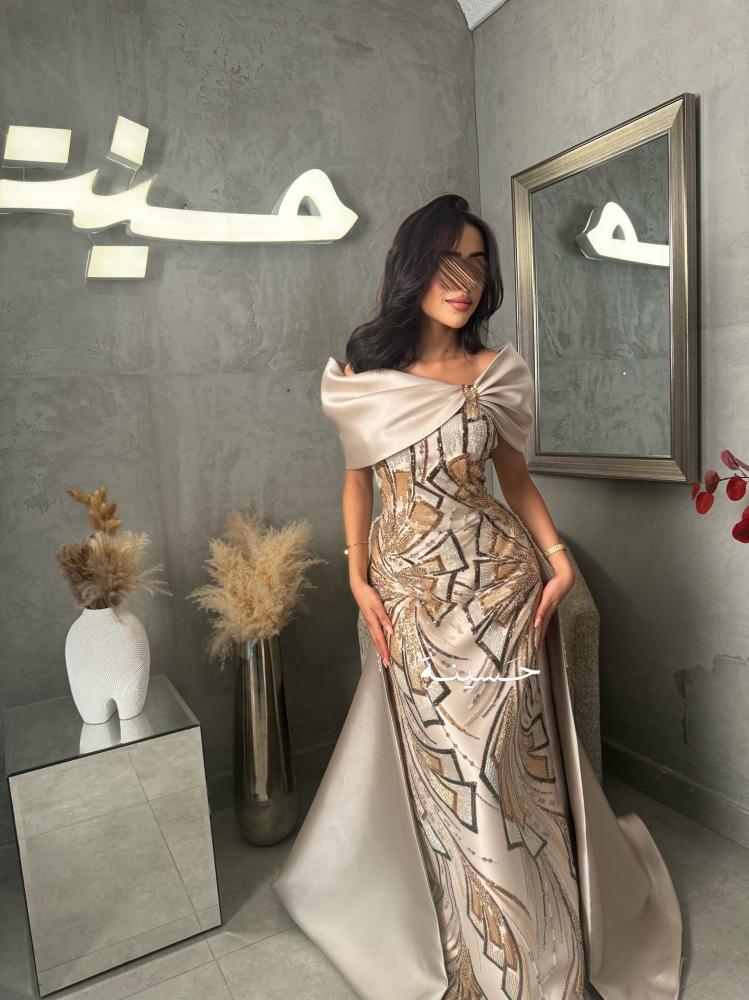 فستان بيج مطرّز بكتف فيونكة