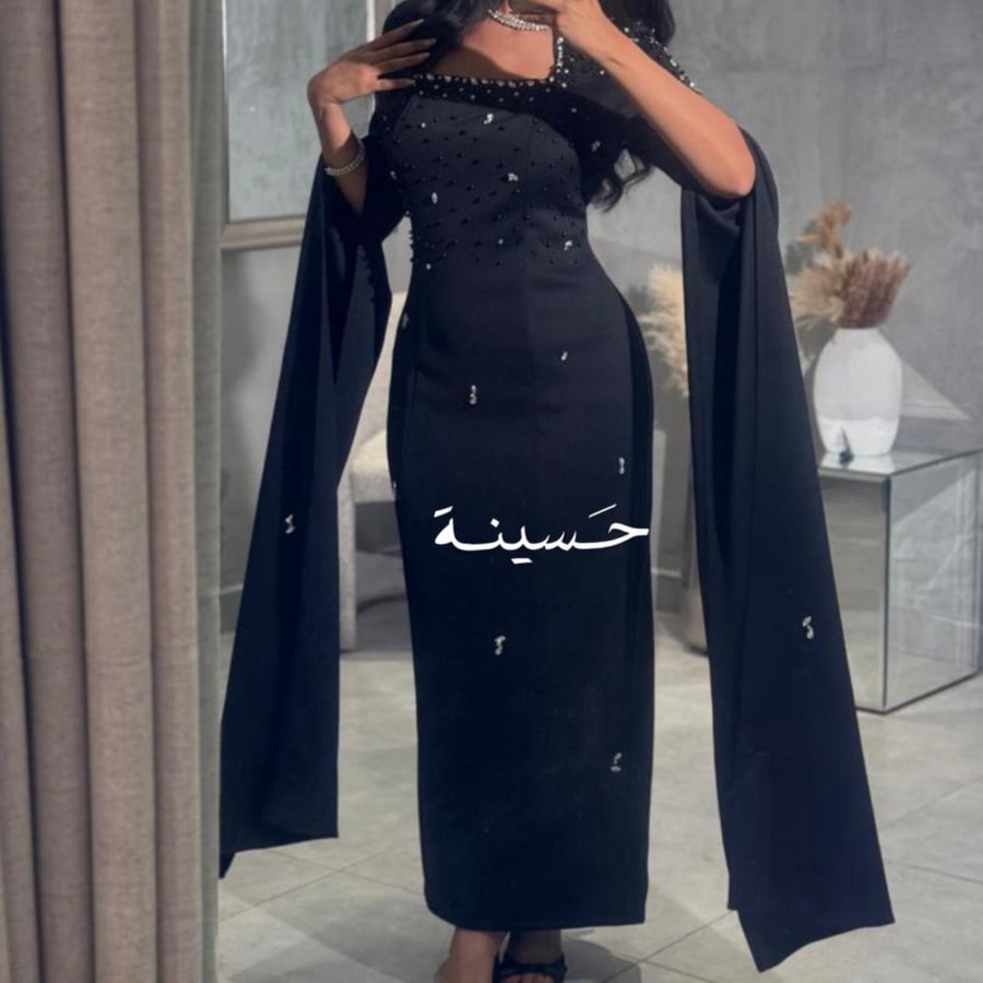 فستان مستقيم بياقة ناعمة وتطريز خفيف