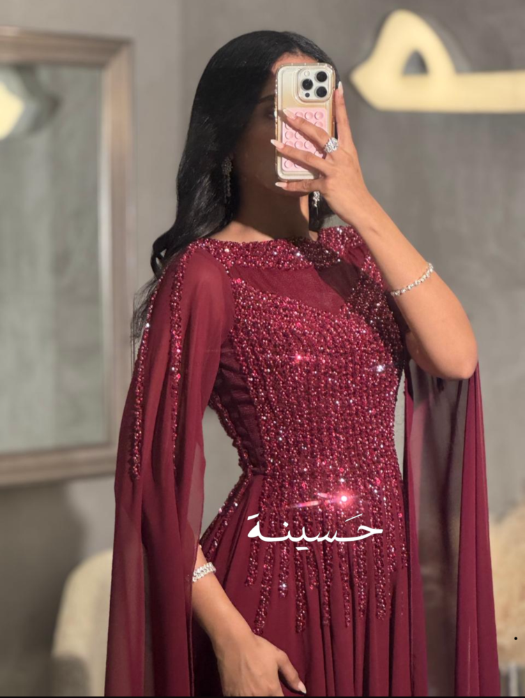 فستان كاب بلون خمري وتطريز لامع