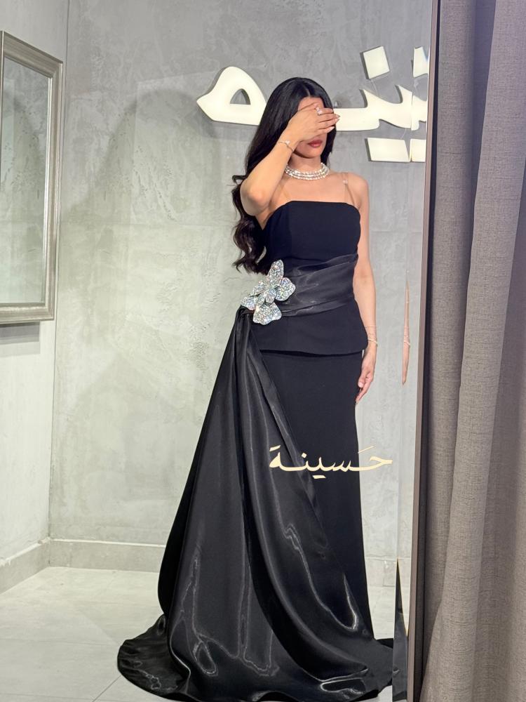 فستان أسود فاخر بتفصيل زهرة كريستالية