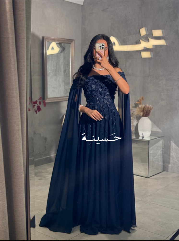 فستان سهرة ملكي بتصميم أوف شولدر أنيق،