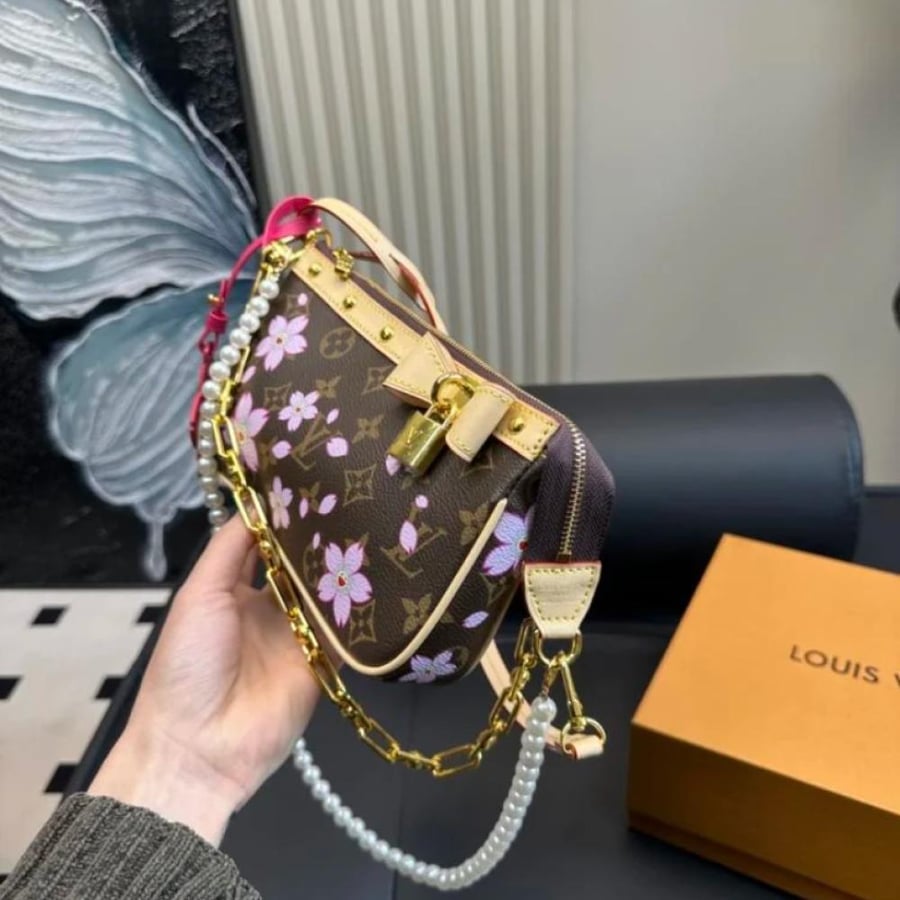 شنط lv