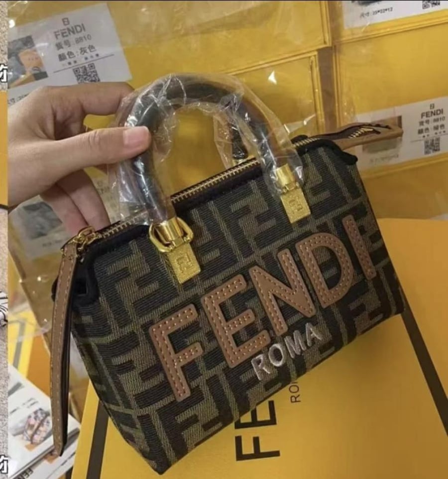 شنط FENDI اسود بني