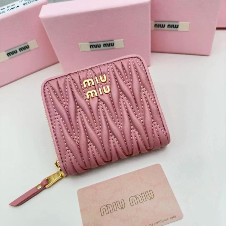 محفظة miumiu