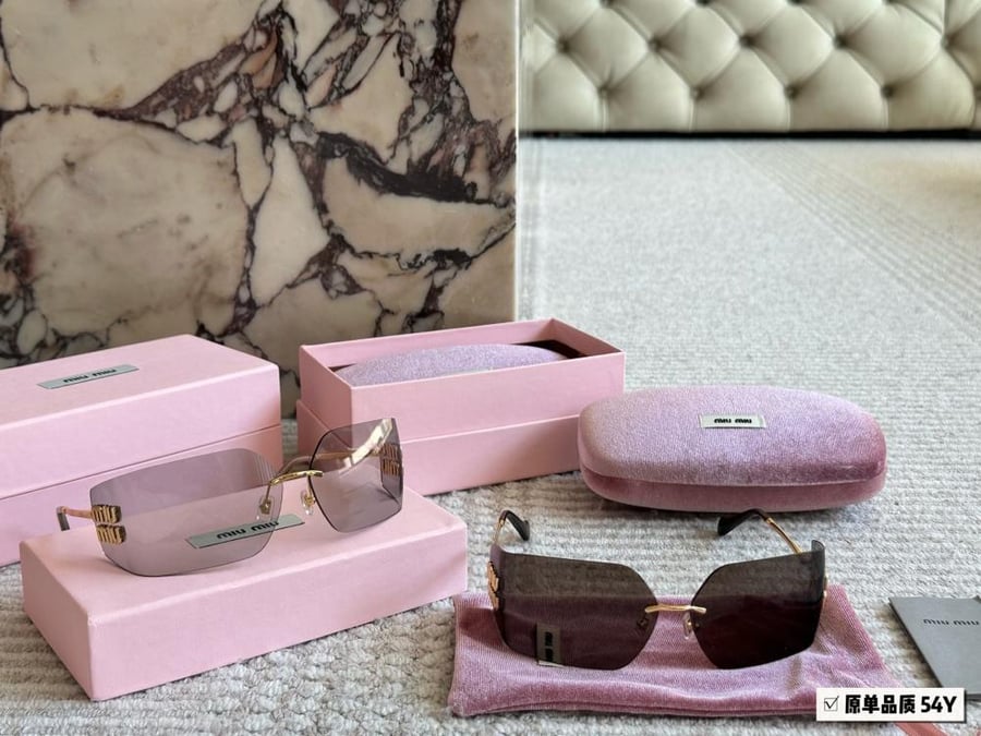 نظارة miumiu مع الملحقات