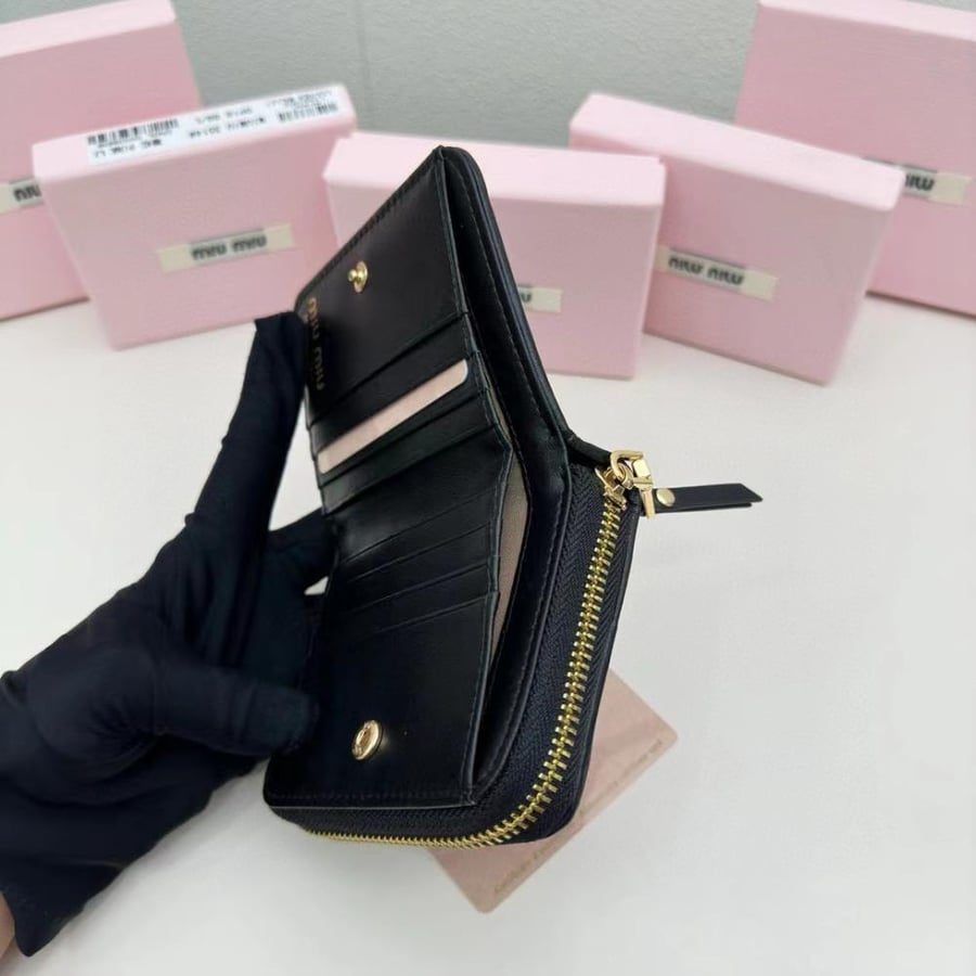 محفظة miumiu