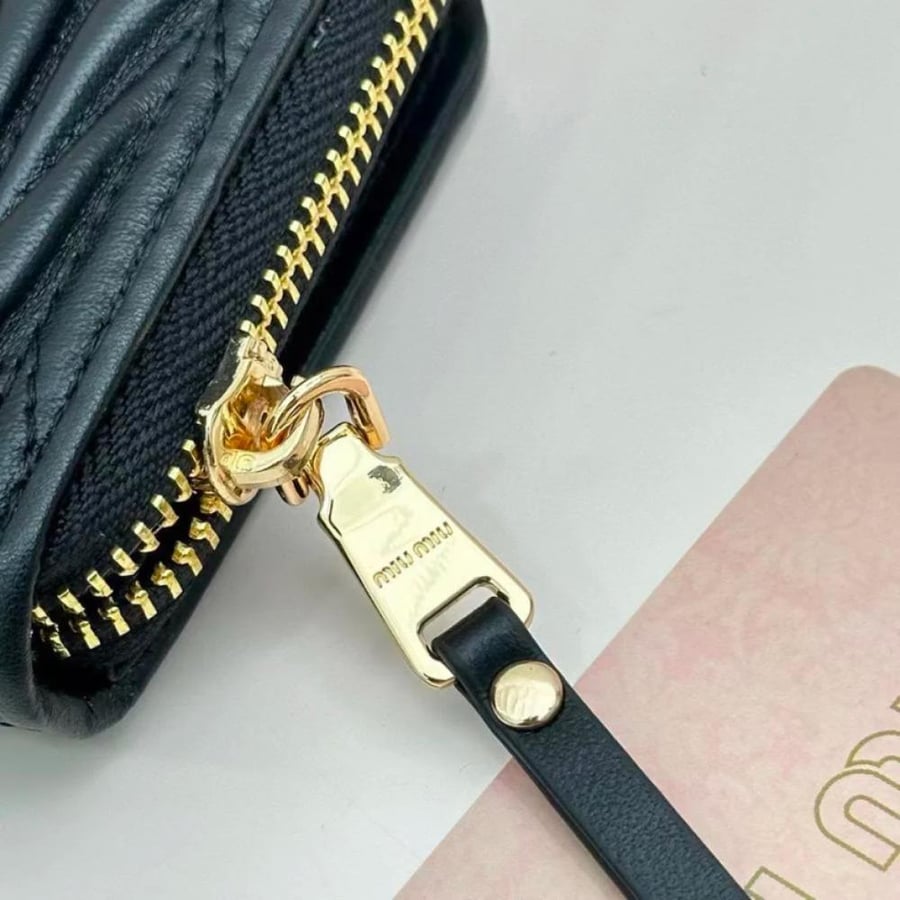 محفظة miumiu