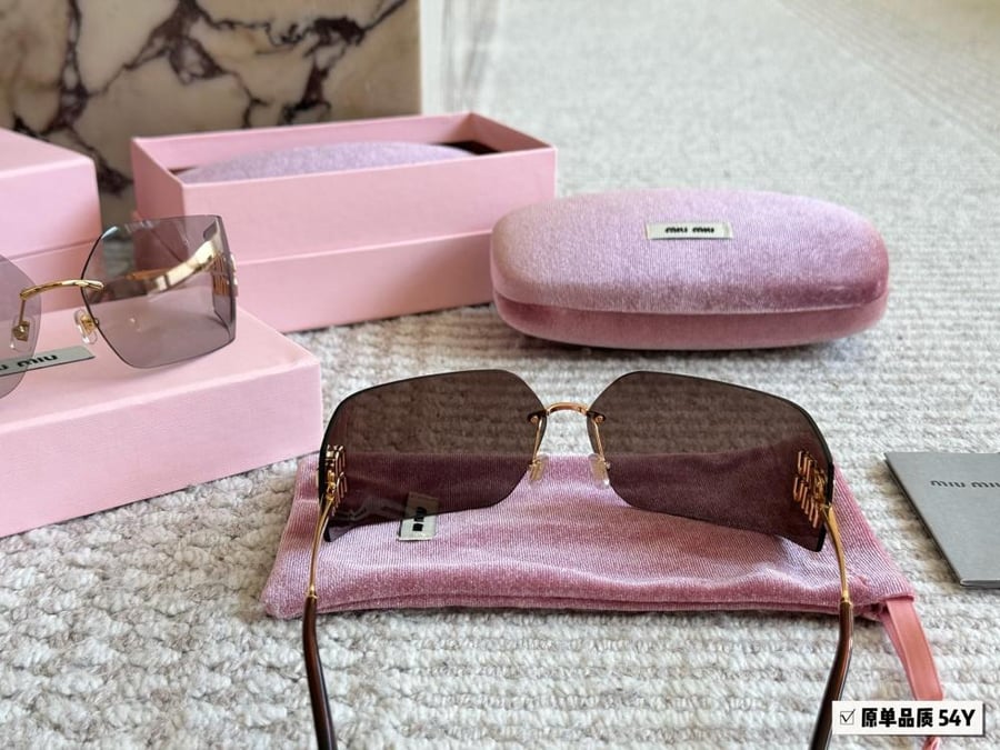 نظارة miumiu مع الملحقات