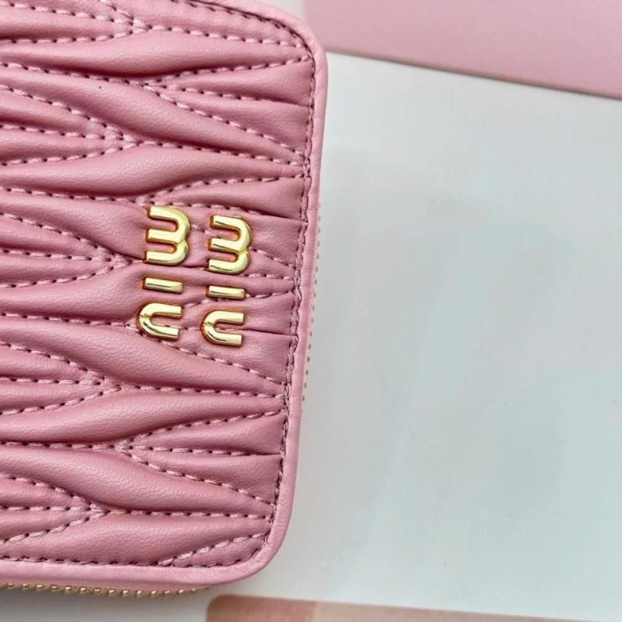 محفظة miumiu