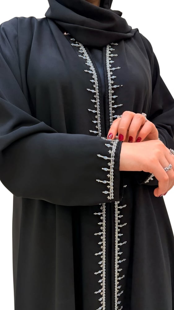 N728-عباية بياقة شك يدوي كرستال فضي مميز وانيق