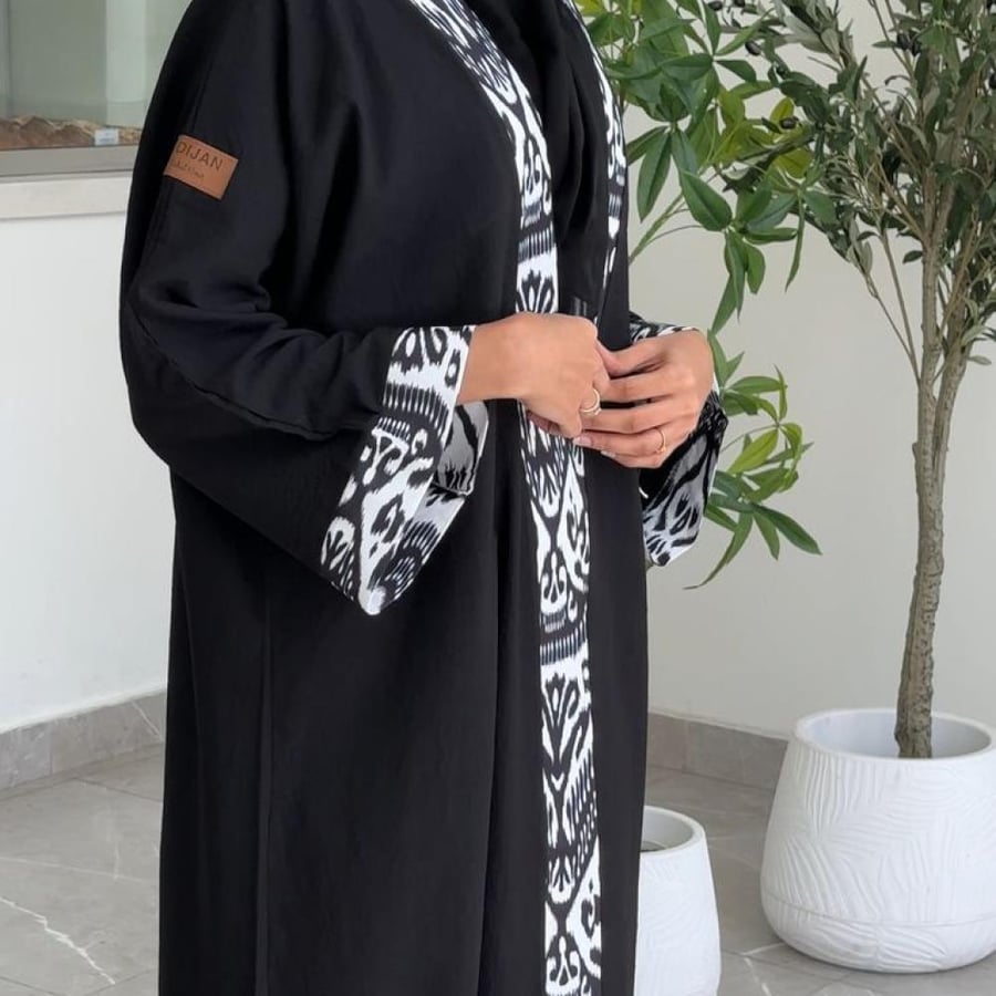 عباية كلاسيك أسود بلمسة أوزبكية