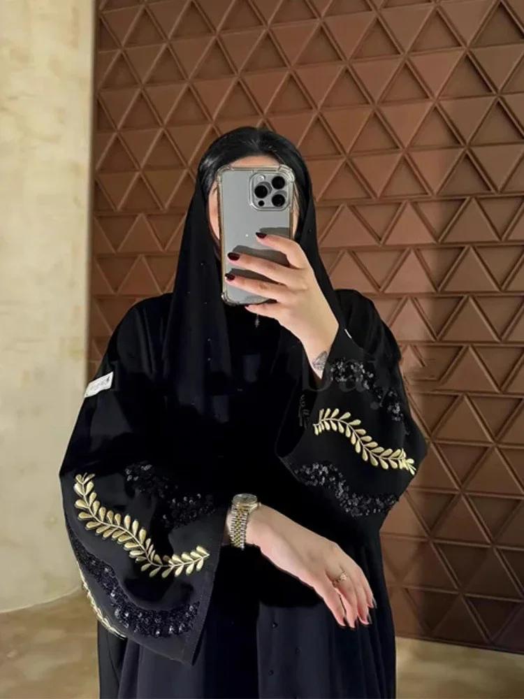 عباية مطرزة