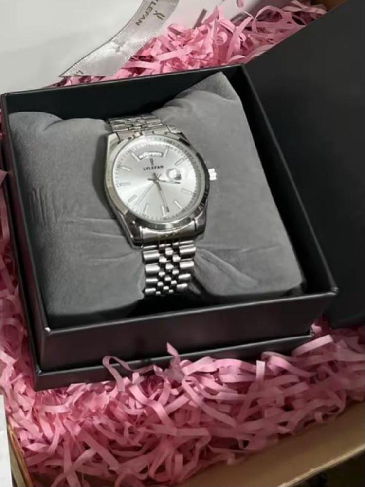 ساعه lv شرط مينا سيلفر فيها مؤشر و تاريخ