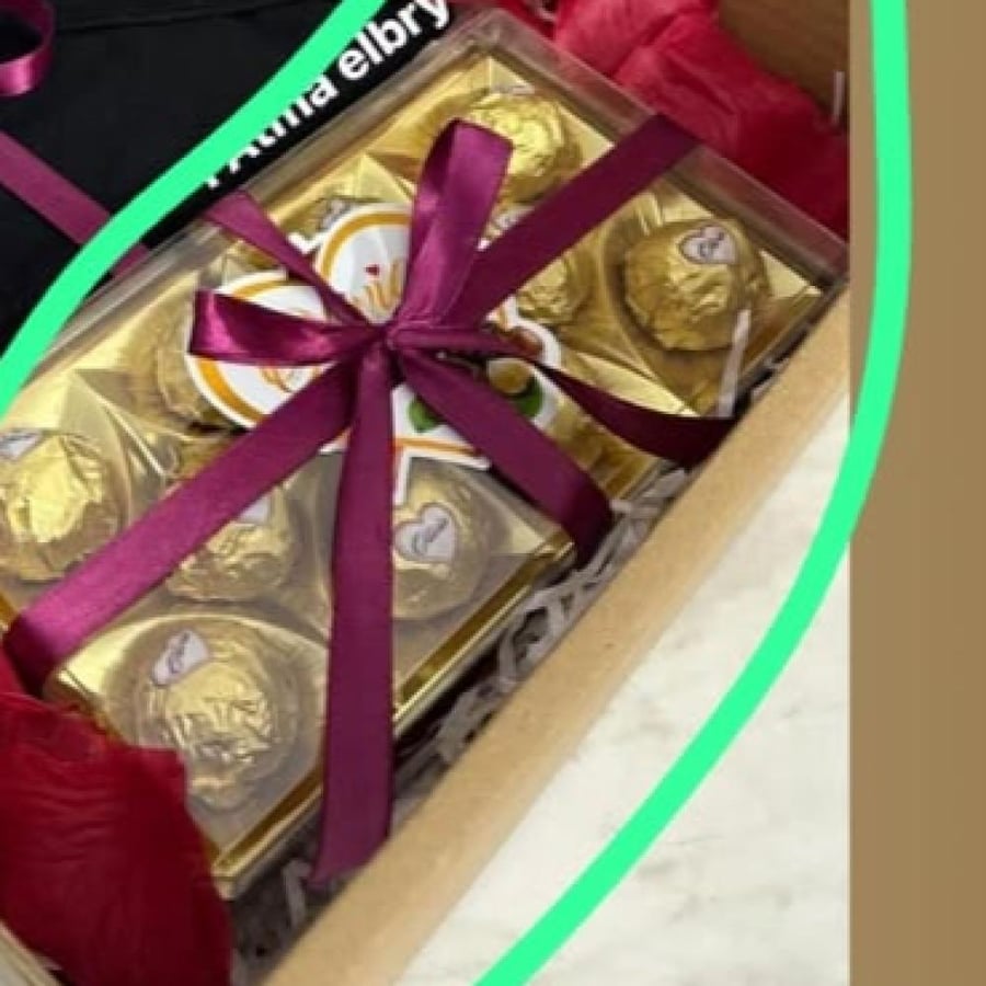 بوكس الشكولاته الاتنين جنب بعض