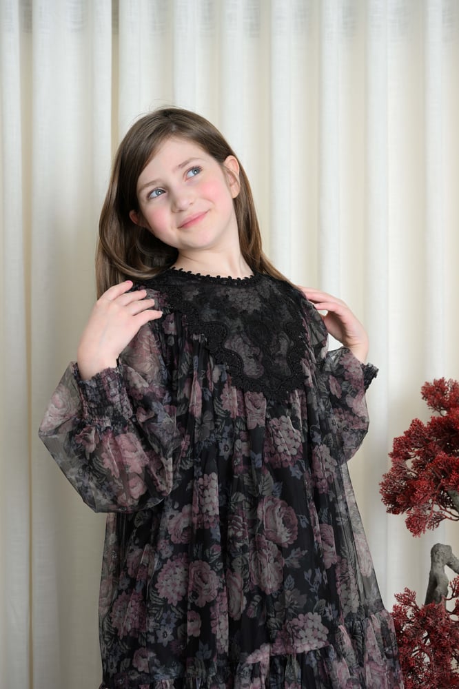فستان بناتي صيفي اسود كم طويل تل بنقشة أوراق الشجر والكسرات