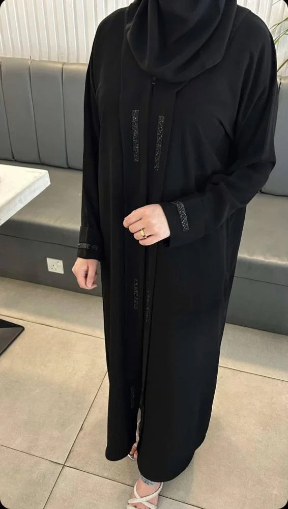 Black abaya with crepe fabric embroidered