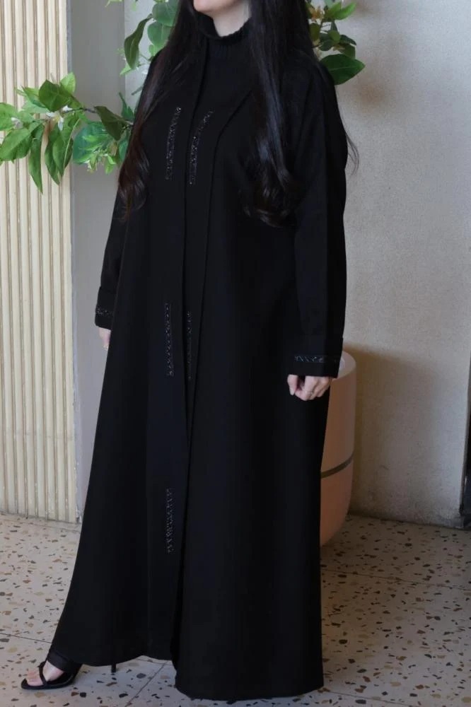 Black abaya with crepe fabric embroidered
