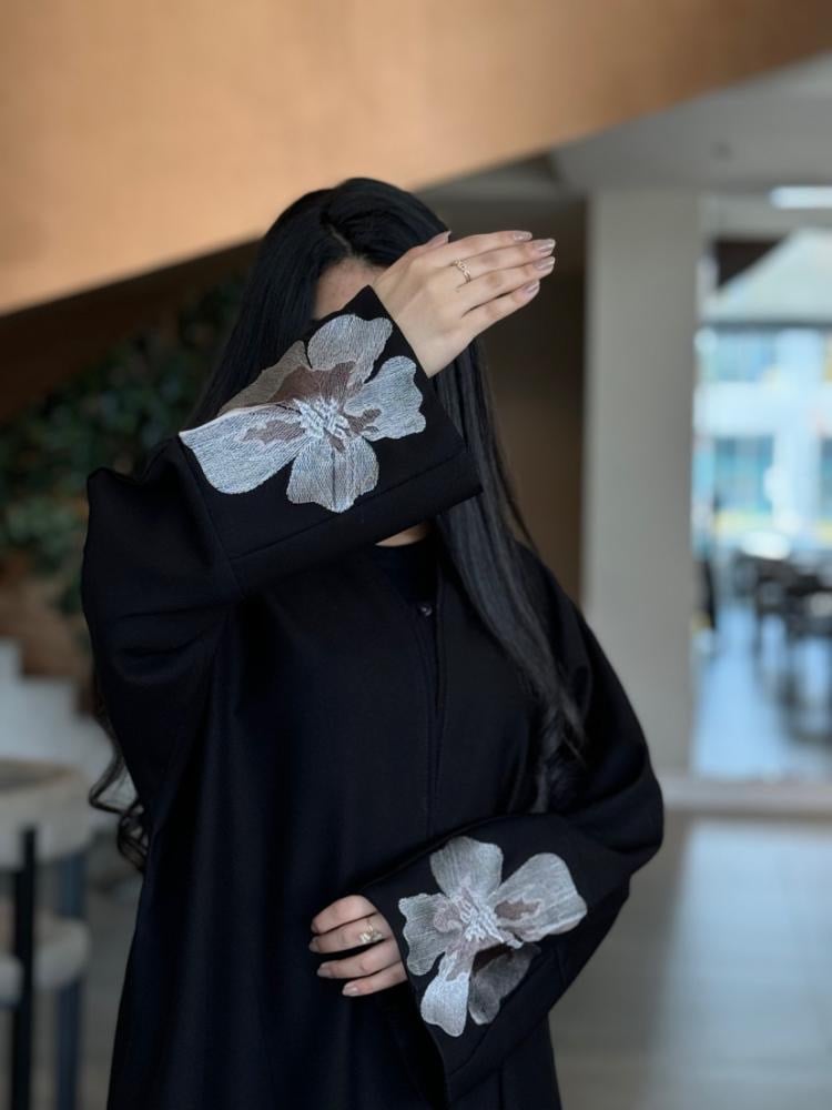 عبايه ساده بتدخيله على الكم ورده