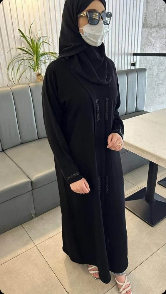 Black abaya with crepe fabric embroidered