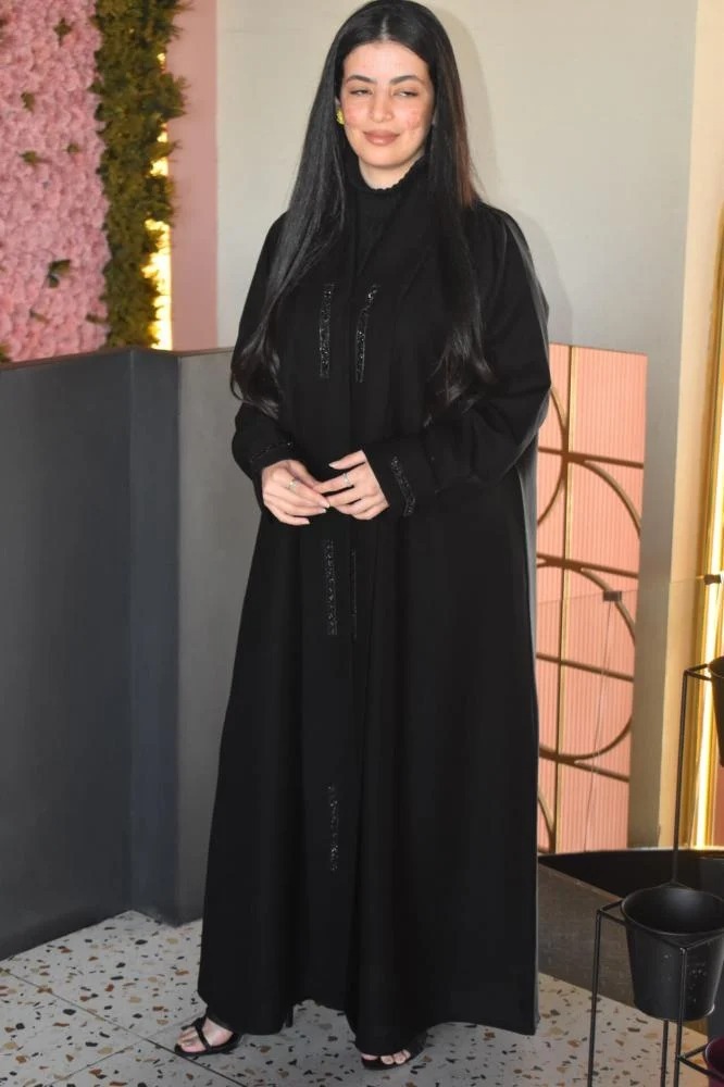 Black abaya with crepe fabric embroidered