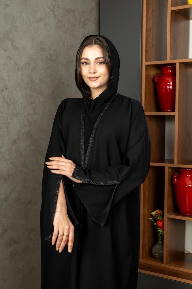 عبايه راقيه بتدخيله كلفه مميزه وراقيه على كامل العبايه