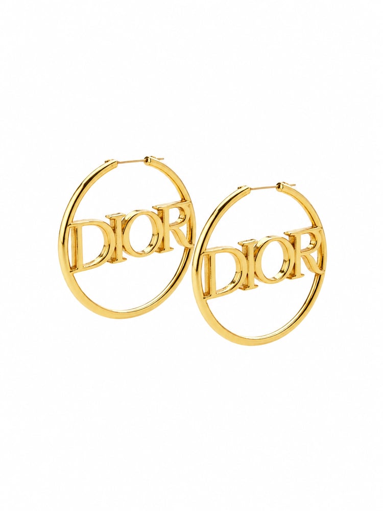 حلق ديور كبير بشكل دائري ذهبي مع شعار Dior