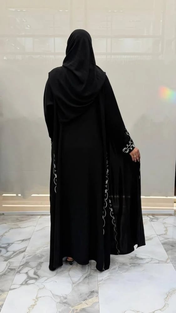 عباية كوثر كلوش بقماش سراميك اسود فاحم مع تطريز