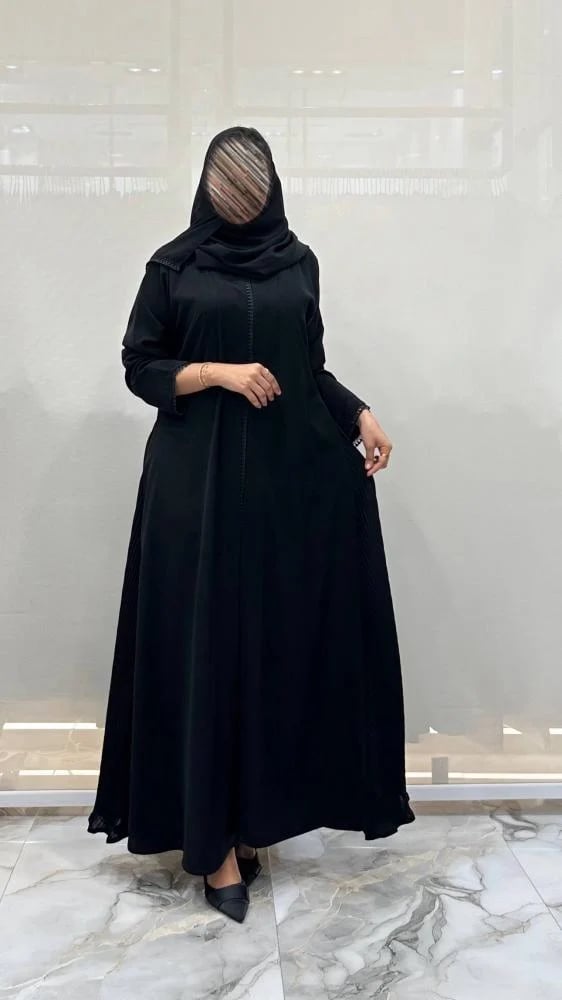 عباية رانيه كلوش بقماش كوبراء اسود فاحم  مع تدخيلات كلفه وكسرات جنب