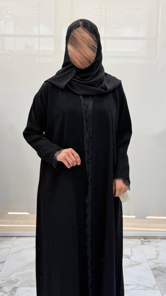 عباية شجن  كلوش بقماش سراميك اندنوسي اسود فاحم  منثور كرستال وتدخيلات كلفه دانتيل