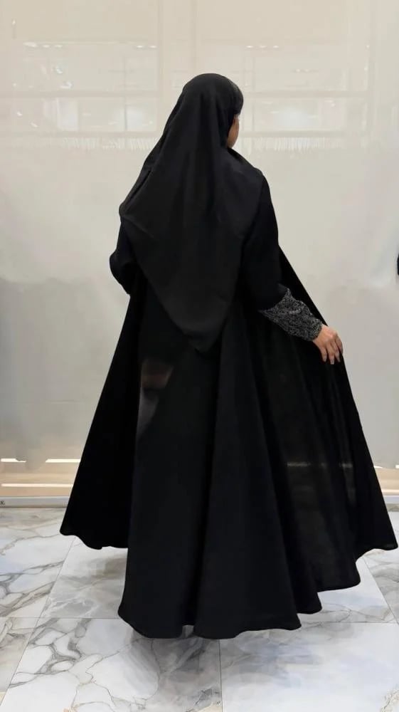 عباية جمانه دبل كلوش بقماش سراميك اسود فاحم وتدخيلات الكم استرتش صوف