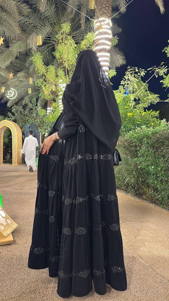 عباية رغد بقماش ملكي طبقات الون الفضي