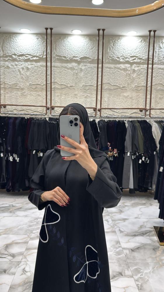 عباية لندن كلوش بقماش كريب وتطريز مخمل  الون الكحلي
