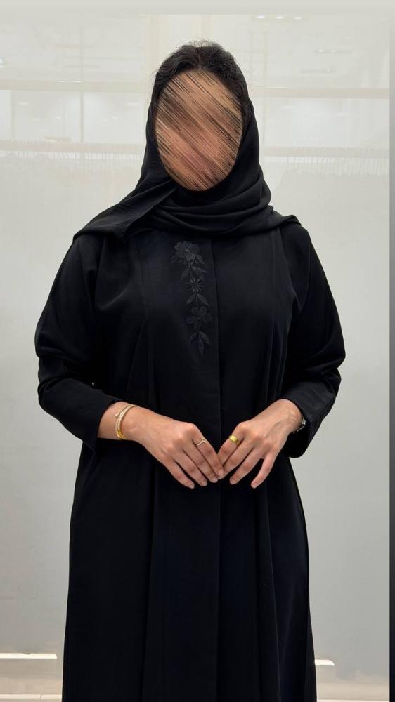 عباية سدره كلوش بقماش اندنوسي  اسود فاحم  تطريز انام ناعم مع بكس الخلف تطريز